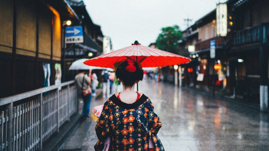 雨の京都を歩く舞妓さん